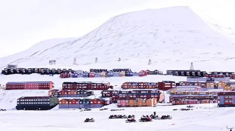 W Longyearbyen na Svalbardzie w wiecznej zmarzlinie przetrwał wirus "hiszpanki" (materiał archiwalny TVN24 z 2014 roku)