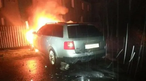 Dolny Śląsk: podczas ucieczki przed policją audi stanęło w płomieniach