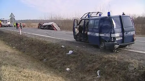 8 policjantów w szpitalu po zderzeniu busa z ciężarówką