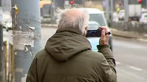 Filmuje i biegnie na policję