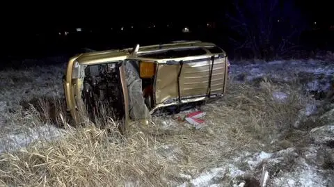 Samochód wypadł z drogi i dachował. Wcześniej wpadł w poślizg
