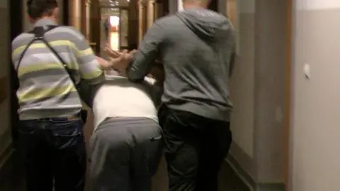 Mężczyzna został oskarżony o znęcanie się nad swoją konkubiną i jej dziećmi (wideo z maja 2016 roku)