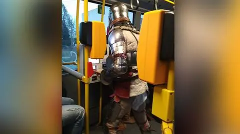 W pełnej zbroi i z mieczem jedzie autobusem
