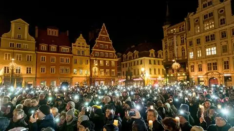 Milczące protesty po śmierci Adamowicza i wiece poparcia dla Owsiaka