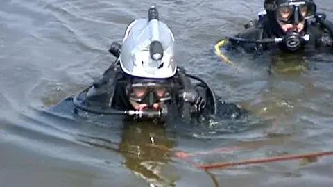 Strażacy znaleźli ciało 16-latka.
Tragiczny finał kąpieli w stawie