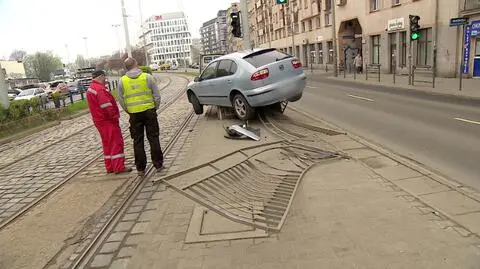 Seat wjechał w przystanek i zawisł na murku