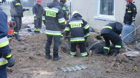 Krowa wpadła do studni. Uratowali ją strażacy