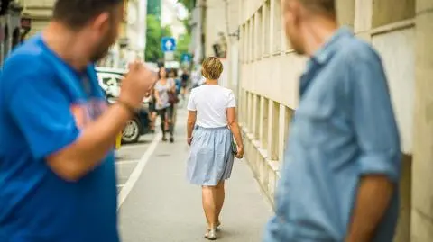 Sondaż CBOS: podziw dla biustu wyrażany publicznie jest obraźliwy