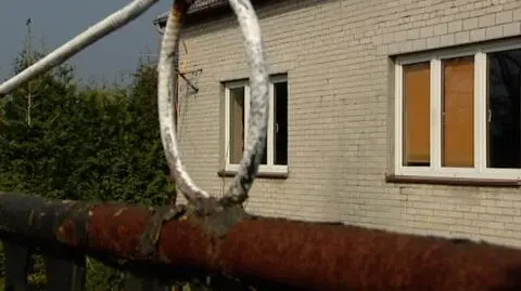 "Stała zakrwawiona i półnaga przy drodze". Osiemnastolatka zabiła, bo się broniła?