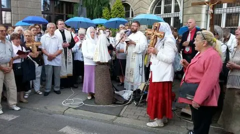 Modlitwą protestują przeciwko kontrowersyjnej sztuce. "Jest spokojnie"