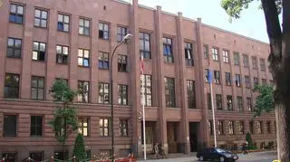  Tzw. rezerwy kadrowe w MSZ to grupa osób, m.in. byłych ambasadorów, dyplomatów, którzy wrócili z placówek dyplomatycznych, a dla których w kraju ministerstwo nie znalazło etatów