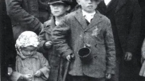 Rodzina byłej więźniarki, Żydówki słowackiej Lili Jacob - ciotka o imieniu Tauba (siostra ojca Lili) wraz z czwórką swoich dzieci, w grupie kobiet oczekujących na rampie w Birkenau na selekcję