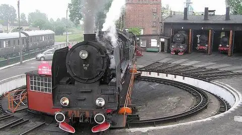 Parowóz Pt47 na obrotnicy