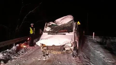 Bus, którym podróżowało 11 osób dachował