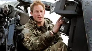 Książę Harry w śmigłowcu Apache (Camp Bastion, Afganistan, grudzień 2012)