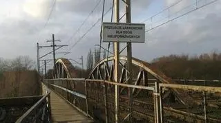 Przejście przez kładkę jest zabronione