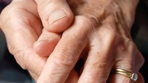 Przegląd prasy: coraz więcej seniorów z wirusem HIV 