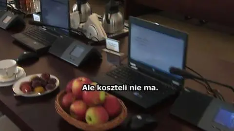 Rządowe stoły suto zastawione jabłkami