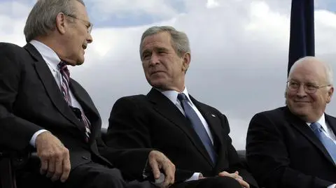 Od lewej: Donald Rumsfeld, Geaorge Bush i Dick Cheney