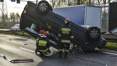 Dachowanie volkswagena w Polkowicach. Kierowca uciekł z miejsca wypadku