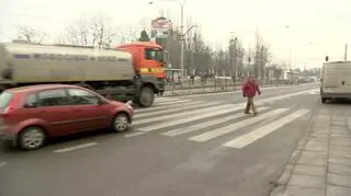 Na przejściu w końcu budują światła 