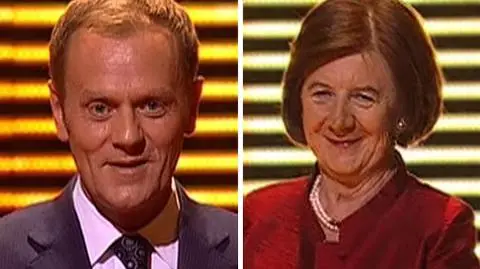 Donald Tusk i Maria Kaczyńska odbierają Wiktory