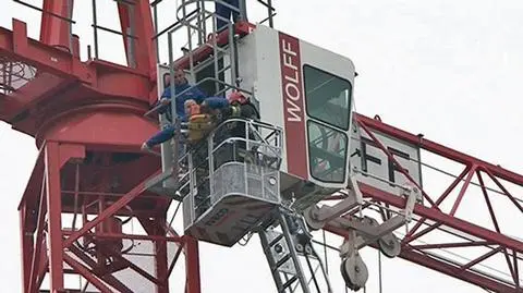 Dostał zawału w kabinie dźwigu