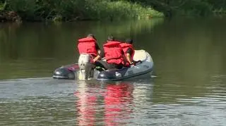 Strażacy przeszukują jezioro 