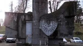 Elewacja frontowa pomnika, widok od wschodu