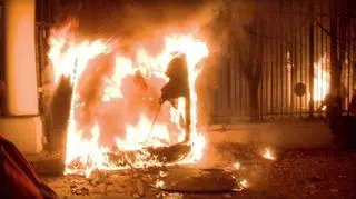 Budkę przed ambasadą Rosji spalono 11 listopada 2013 roku