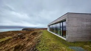 Cliff House - prosty i surowy dom usadowiony na skraju klifu, z widokiem na wody Loch Dunvegan