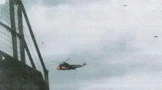 Zdjęcie rzekomego UFO za śmigłowcem