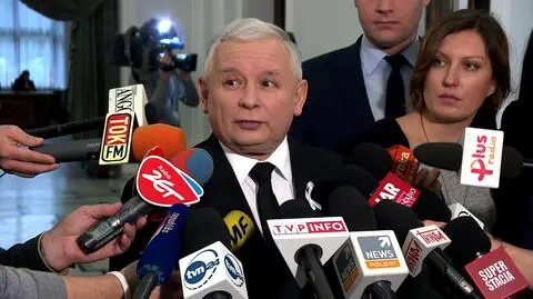 Jarosław Kaczyński miał wpiętą w klapę marynarki białą wstążkę