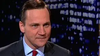 - Wielkim atutem nowego prezydenta USA Baracka Obamy są świetni doradcy - mówi w "Kropce nad i" o prezydencie - elekcie minister spraw zagranicznych Radosław Sikorski. - Doradzają mu przecież Zbigniew Brzeziński i sam.. Ron Asmus - podkreślił nie bez uśmiechu szef MSZ. 