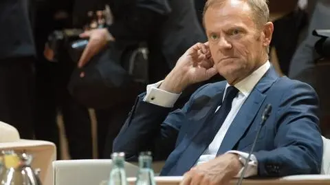Donald Tusk w bitwie Brukseli z Warszawą jest pośrodku - Politico