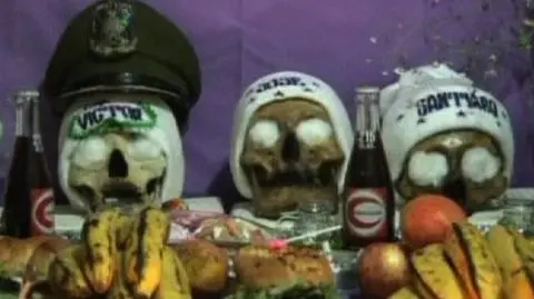 Trupie czaszki w kwiatach