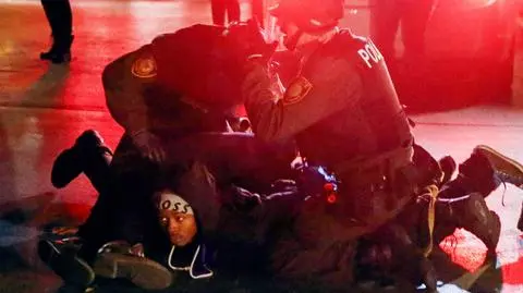 Kolejna noc zamieszek w Ferguson. 40 aresztowanych