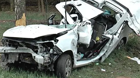 Wałcz: Samochód uderzył w drzewo. Kierowca zmarł