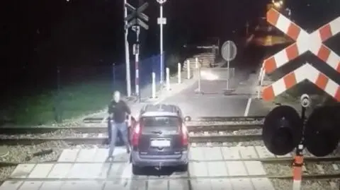 Samochód utknął na przejeździe