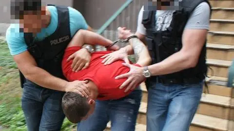 Napad na aptekę w Elblągu. Bandyta swój łup, w tym wydruki fiskalne, ukrył pod prysznicem