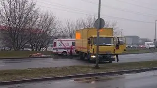 Karetkę pomogła wydostać z rowu ciężarówka