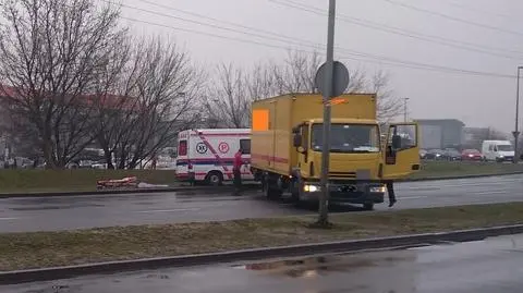 Karetka z pacjentem przewróciła się na bok