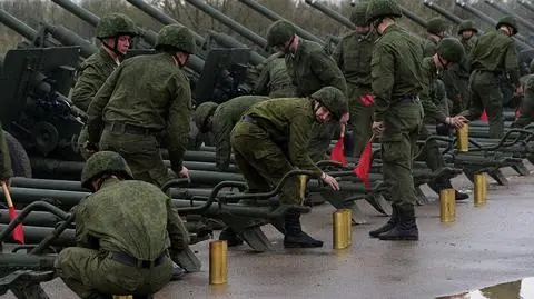 Jak stali tak stoją. NATO nie widzi wycofujących się Rosjan