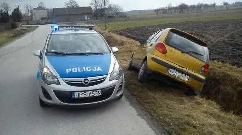 Pijana kobieta w kradzionym samochodzie chciała przekupić policjantów