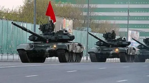 Rosyjskie czołgi T-72 na ćwiczeniach. Nagranie archiwalne
