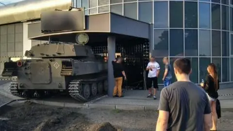 Haubica wjechała w dyskotekę