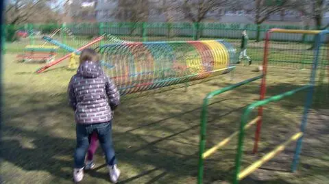 Plac zabaw podzielony płotem