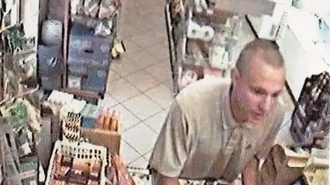 Zagroził kasjerce nożem i ukradł... 20 zł. Policja ujawniła nagranie z monitoringu