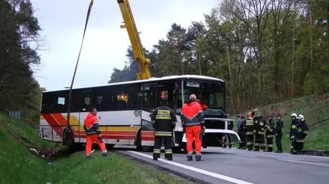 Przewrócił się autobus z dziećmi