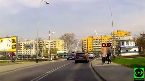 Zamiast się zatrzymać kierowcy jadą dalej